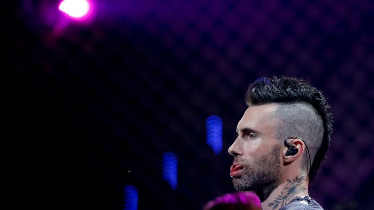 “Maldita ciudad, imbéciles”: Revelan nuevo video que muestra a Adam Levine enfurecido tras su show en Viña