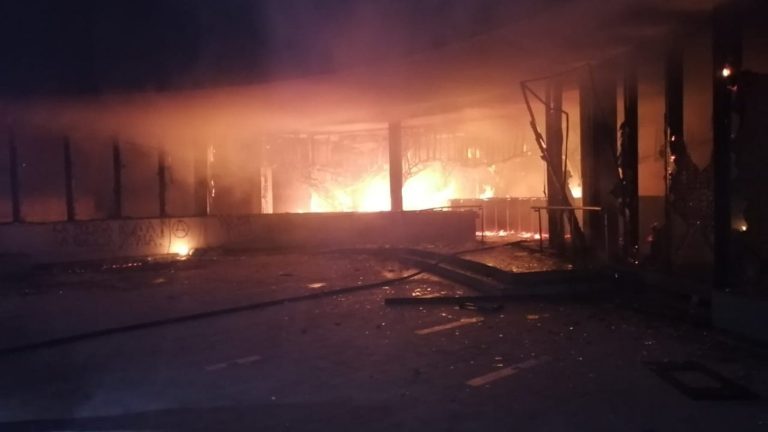 Nuevo incendio afecta a Museo Violeta Parra: Bomberos ya está controlando el fuego
