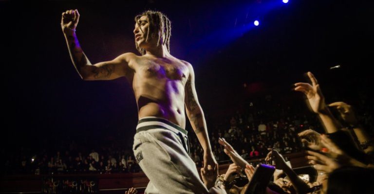 Momento de furia: Así reaccionó Pablo Chill-E tras agresión con botella en show de Mejillones