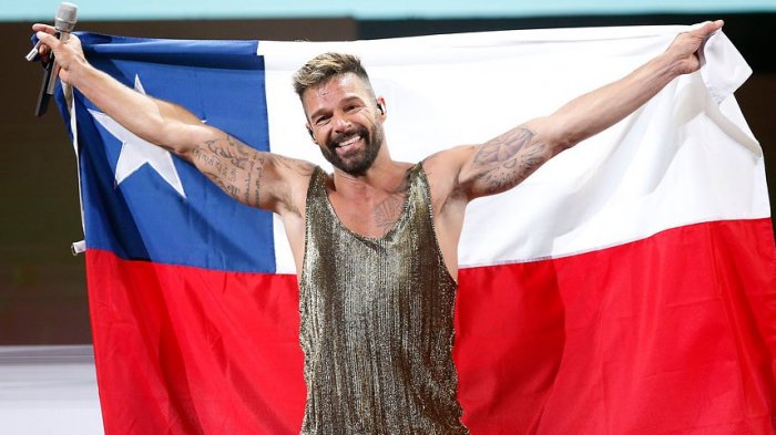 De brillos a una parka: Los siete looks de Ricky Martin que sorprendieron en Viña 2020