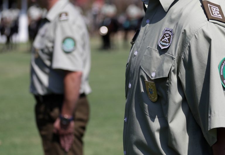 Carabineros busca civiles para que trabajen en comisarías: Sueldo bruto alcanza los $814.445