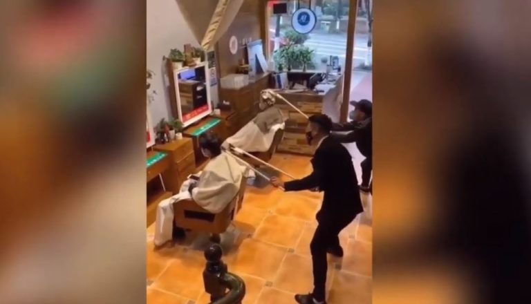 La curiosa técnica de los peluqueros en China para trabajar y protegerse del coronavirus