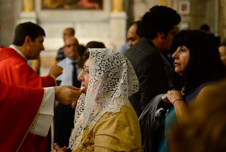 La curiosa medida del Arzobispado de Santiago por coronavirus: Recomiendan dar la hostia en la mano y no en la boca