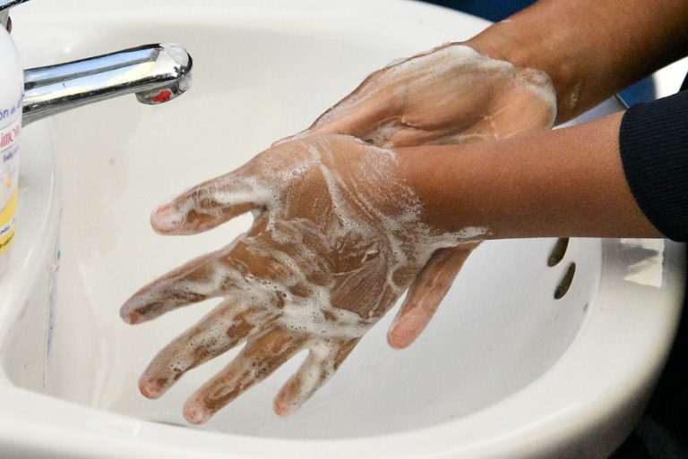 Dormir solo, lavarse las manos y usar mascarilla: Las recomendaciones para el aislamiento por coronavirus