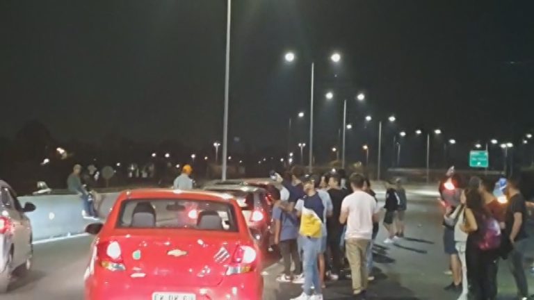 Masiva convocatoria a carrera clandestina obligó a cerrar la Costanera Norte