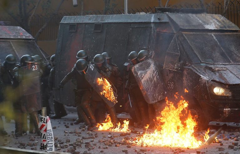 59 carabineros lesionados y 35 personas detenidas en manifestaciones del primer viernes de marzo en Santiago