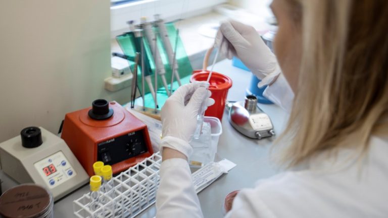 Confirman séptimo caso de coronavirus en Chile: Paciente tiene 20 años