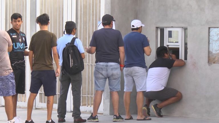 Continúan críticas al remodelado estadio Tierra de Campeones de Iquique: Hinchas deben comprar entradas de rodillas