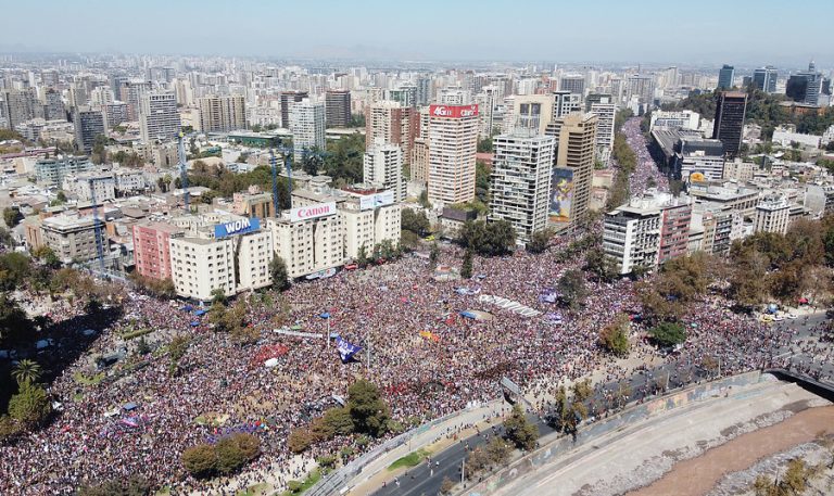 El territorio se volvió feminista: Mujeres repletaron la Alameda en marcha por 8M en Santiago
