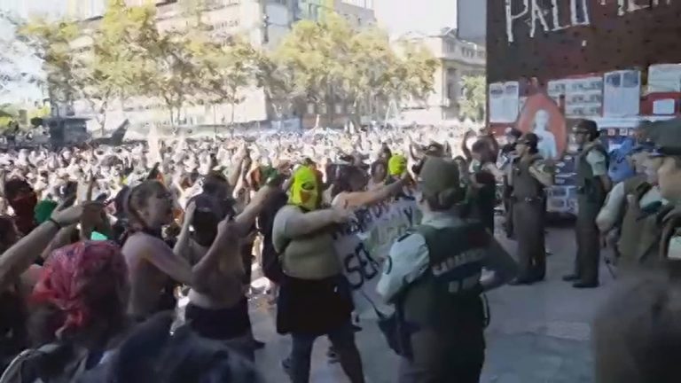 Así fue el tenso momento en que un grupo de mujeres le pidió a carabineras 