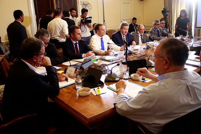 Senadores aprueban en general rebaja de dietas de autoridades, pero buscan excluir algunas instituciones