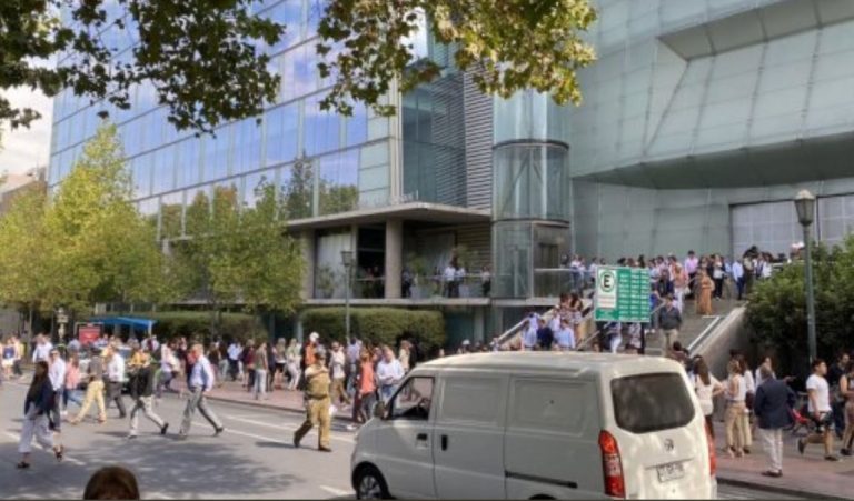 Evacúan edificio que colinda con el Parque Arauco por presencia de artefacto sospechoso