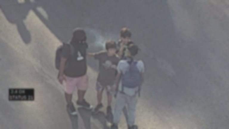 Investigan a adultos por presuntos vínculos con niños y adolescentes en 