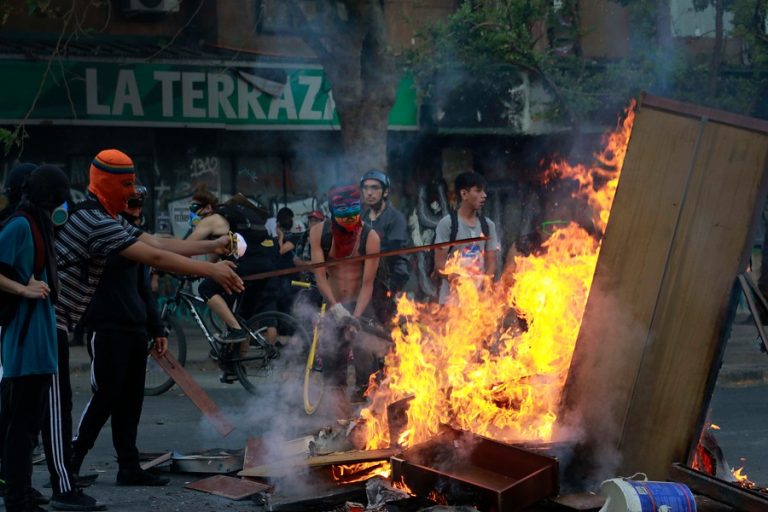 Revocan libertad para detenidos por desórdenes públicos: Adultos quedarán en preventiva y menores en el Sename