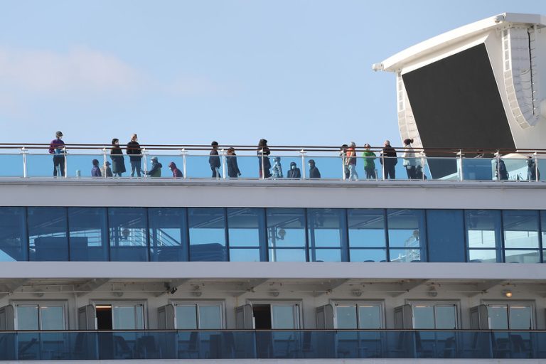 Pasajero de crucero dio positivo en prueba de coronavirus: Hay 2 buques en cuarentena en las costas chilenas