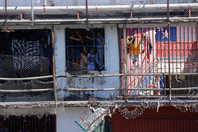 Proyecto busca que reos entre 65 y 74 años cumplan condena en sus casas por coronavirus