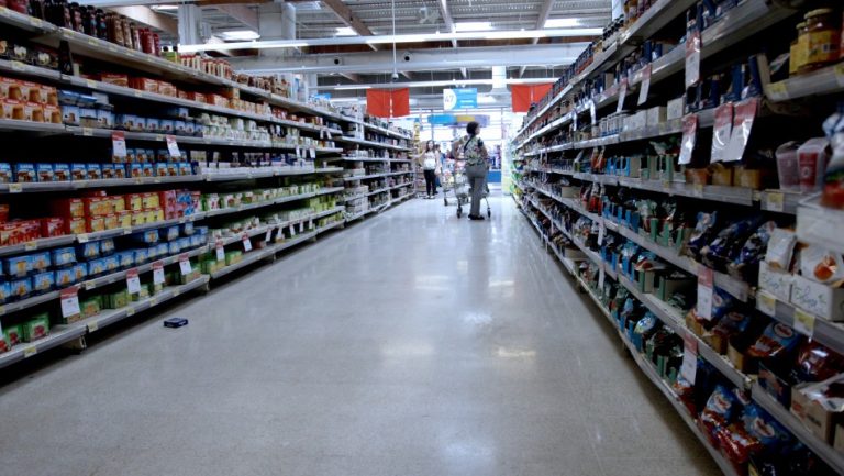 Supermercados adoptan medidas por coronavirus y adelantan horario de cierre