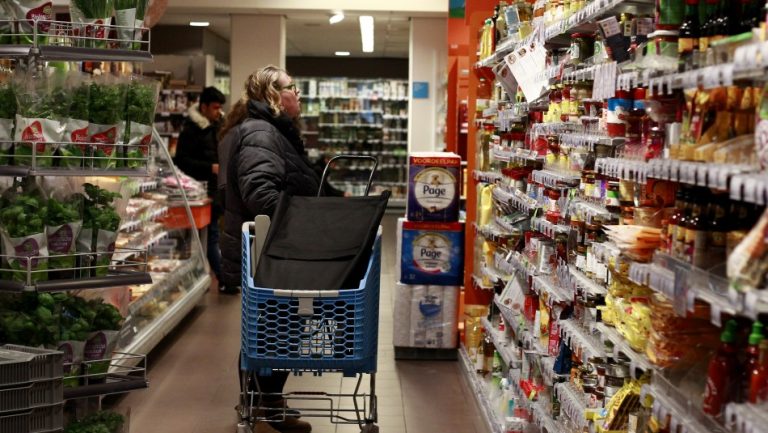 Walmart Chile limitará compra de productos de limpieza en sus supermercados