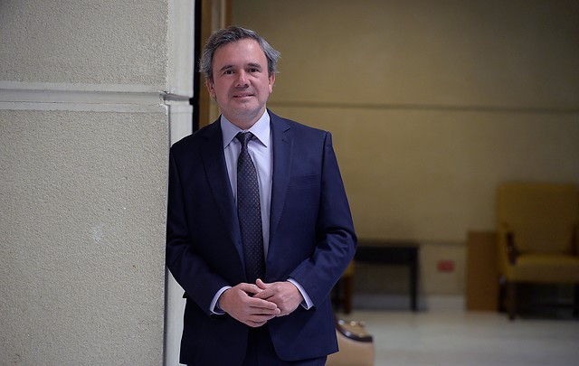 Tras asistir a un matrimonio: Gustavo Sanhueza es el primer parlamentario enviado a cuarentena