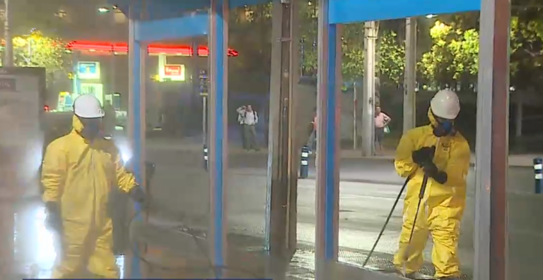 Las Condes se suma a la limpieza de calles y paraderos por el coronavirus