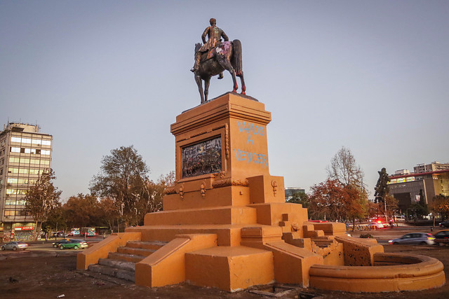 Limpian monumento a Baquedano y rayados en Plaza Italia durante la noche de este jueves