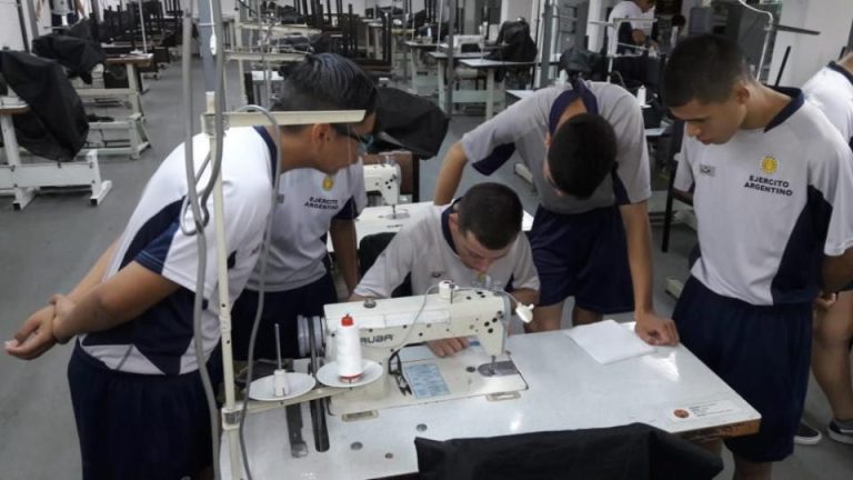 En Argentina el Ejército está fabricando mascarillas para la gente