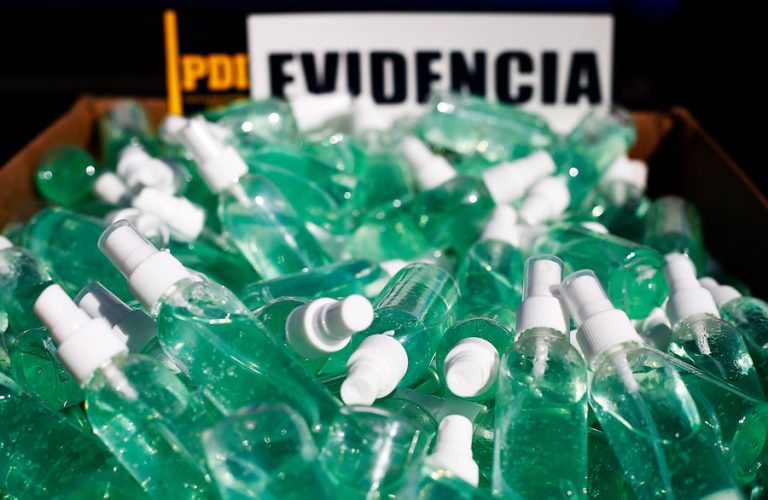 Gobierno se querelló contra detenidos por fabricación de alcohol gel falso