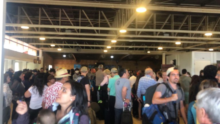 El incierto panorama en Rapa Nui: Turistas varados y ocho exámenes de coronavirus en espera