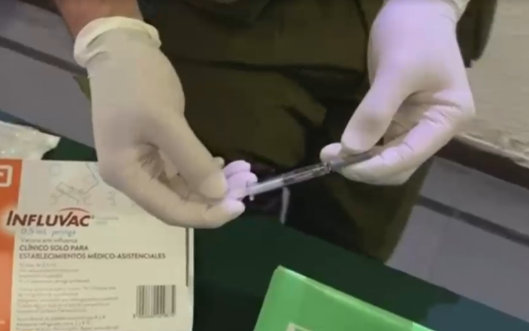 Se hacía pasar por médico: Sujeto fue detenido por vender supuestas vacunas contra la influenza