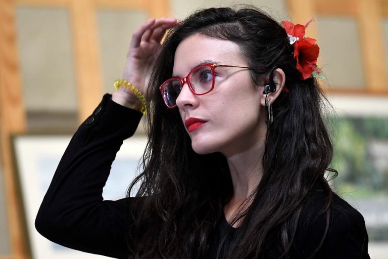 Diputada Vallejo revela que un amigo de su familia intentó abusar de ella cuando era niña