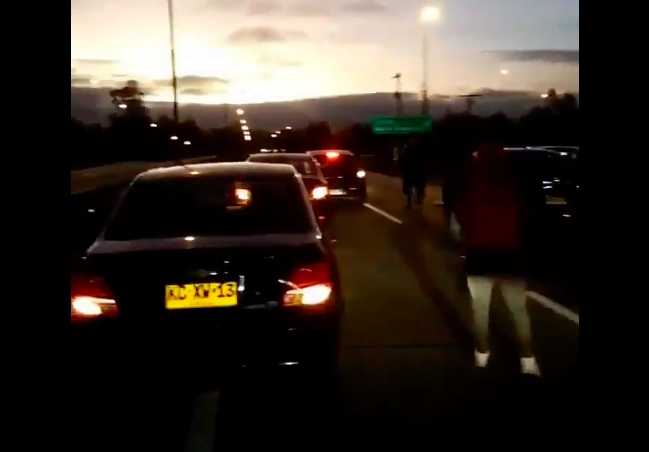 “No queremos visitas”: Colectiveros de San Antonio bloquean autopista para impedir que vehículos vayan a la costa