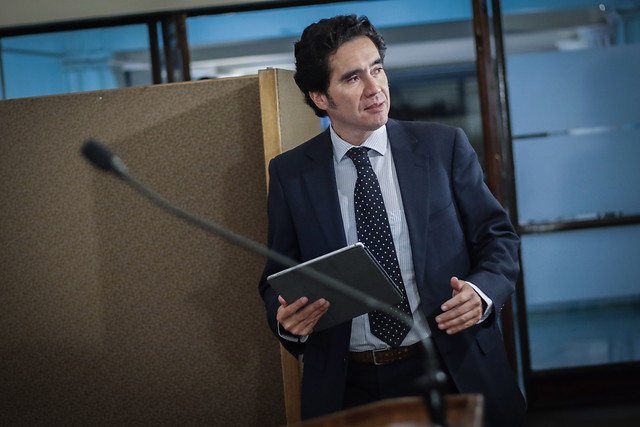 Ministro de Hacienda pidió al gabinete bajarse el sueldo en un 30%