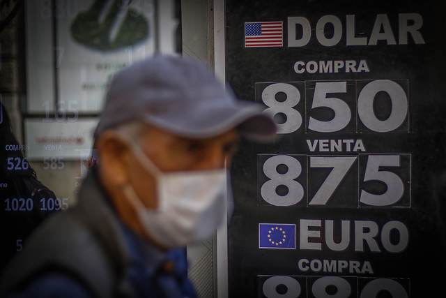 El impacto del coronavirus en la economía chilena: Alza del dólar hace temblar a la industria del cobre