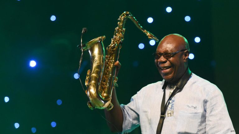 Saxofonista camerunés Manu Dibango muere a causa del coronavirus