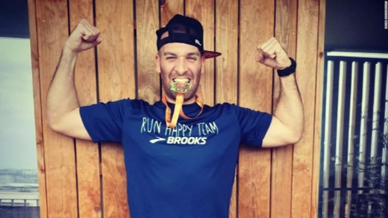 Hombre en cuarentena corrió una maratón de 42 kilómetros en su balcón