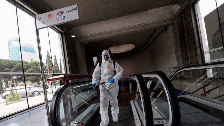 Detienen a hombre que lamió pasamanos para presuntamente propagar el coronavirus