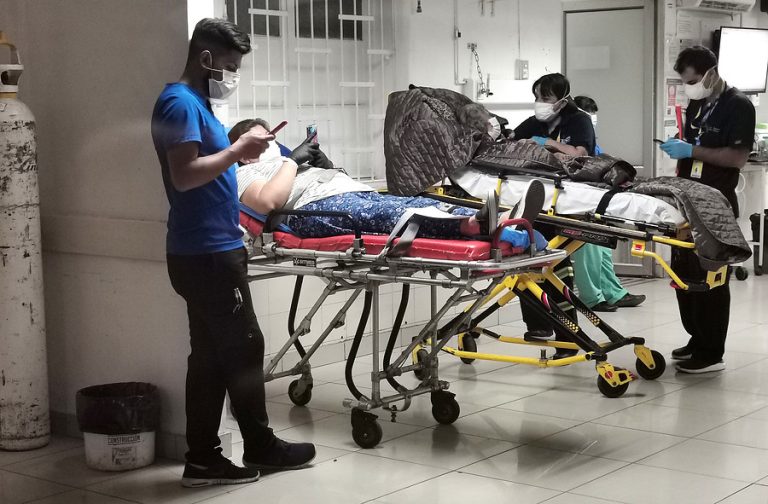 Para contratar a alguien que cuide a sus familias: Diputados piden que se les entregue un subsidio a funcionarios de la salud