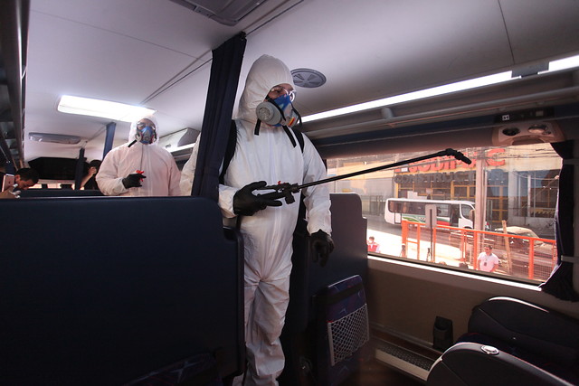 Con una máquina “única en Sudamérica” sanitizan el terminal Sur de Santiago