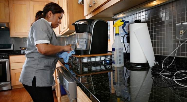 Diputadas y trabajadoras de casa particular piden al Ejecutivo agilizar ley que busca proteger derechos del gremio