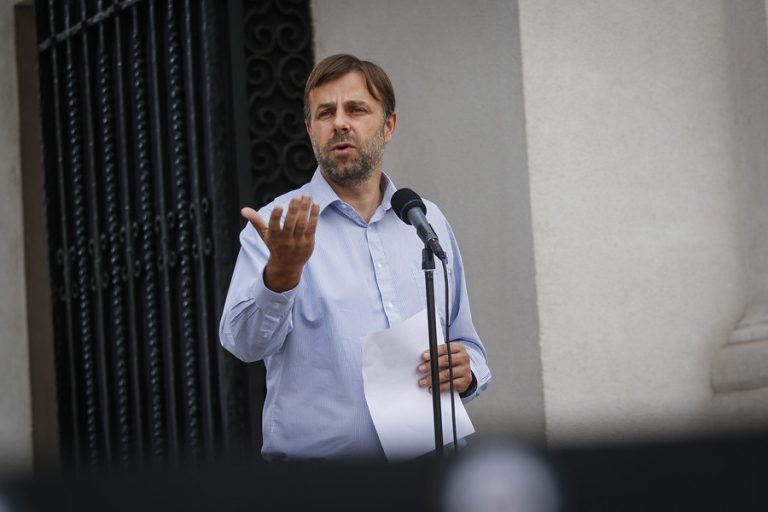 Alcalde de Puente Alto confirma brote de coronavirus en hogar de ancianos y llama a decretar cuarentena en toda la RM