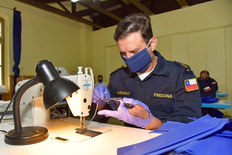 Armada se suma a la ayuda y confecciona mascarillas para prevenir el coronavirus