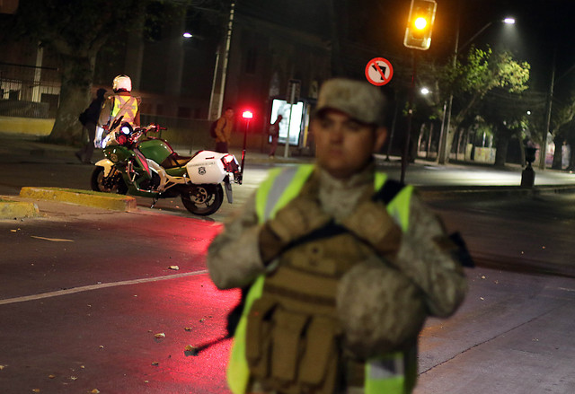 Detienen a hombre que iba en pleno toque de queda con una subametralladora y más de 100 cartuchos