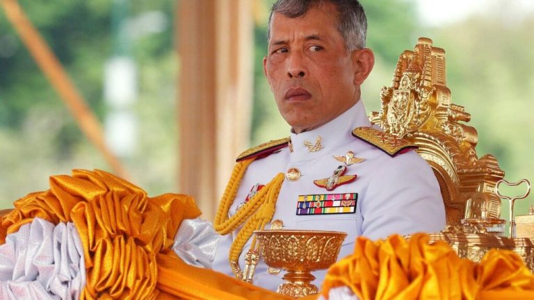 Llueven críticas: Rey de Tailandia pasa su cuarentena en hotel de lujo con 20 de sus concubinas