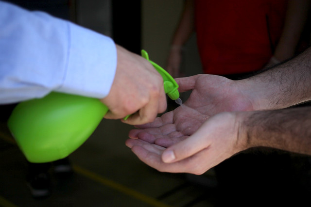 Según encuesta aplicada en 14 países: Chilenos dan poca importancia a lavarse las manos y a evitar espacios públicos