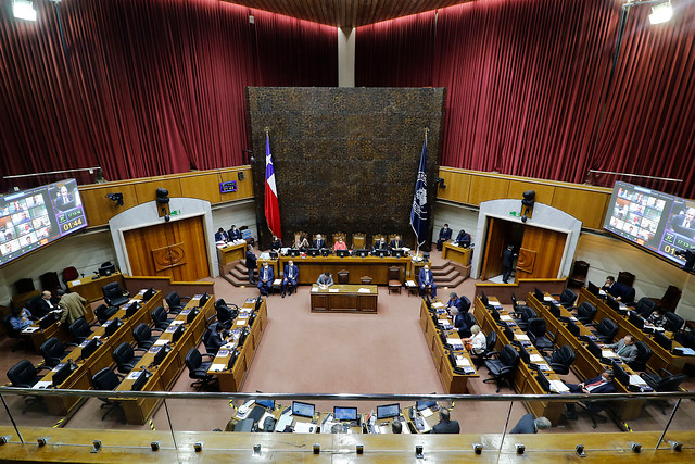 Senadores aprueban en general proyecto para rebajar la dieta parlamentaria
