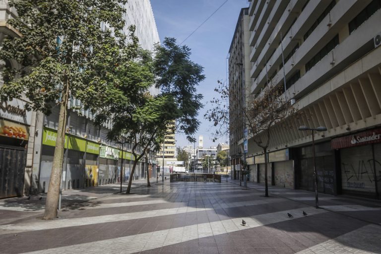 Extienden cuarentena a 6 comunas de la RM y Congreso despacha veto presidencial por permiso de circulación