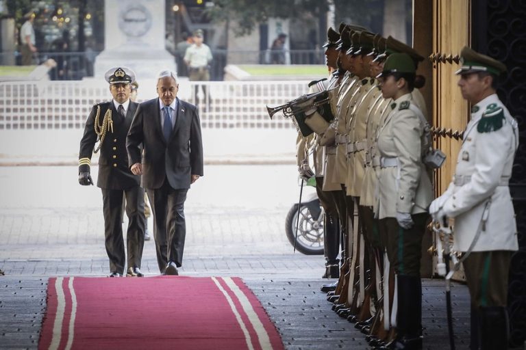 Carabineros confirma segundo caso de COVID-19 en guardia de La Moneda