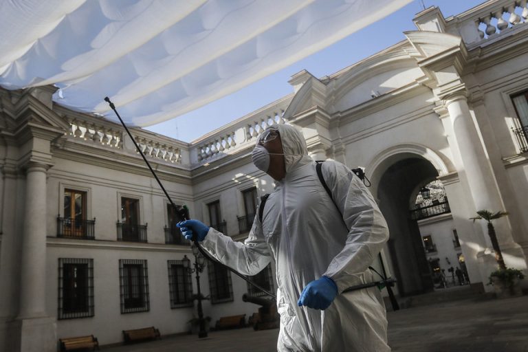 ¿Quién sobrevive: las personas o el sistema? Cronología del COVID-19 en Chile y el futuro que nos espera