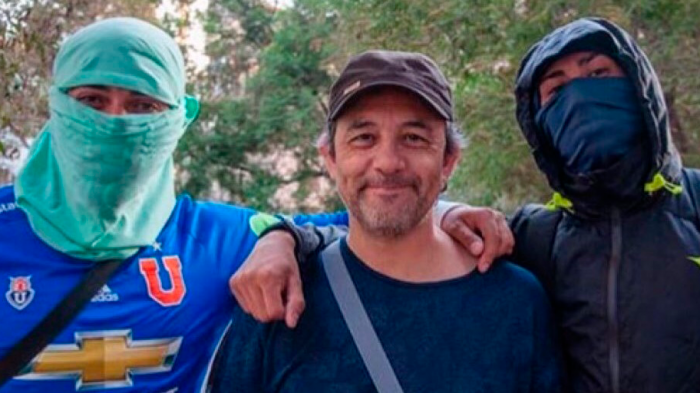 Concejales de Las Condes piden bajar obra de Daniel Muñoz por foto con 