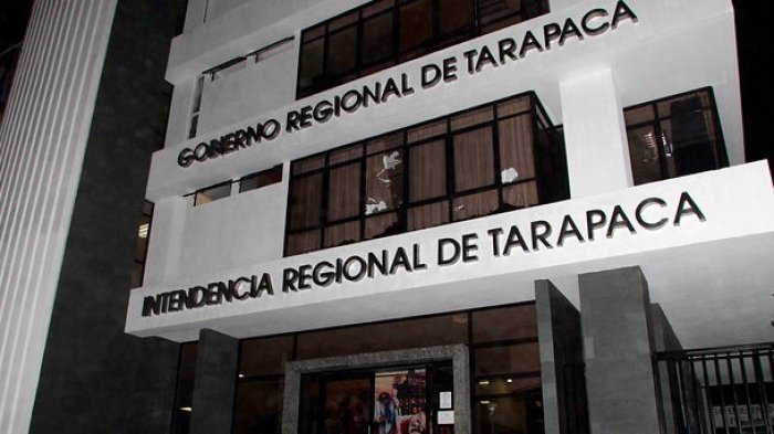 Denuncian a camarógrafo por grabar a compañeras al interior del baño